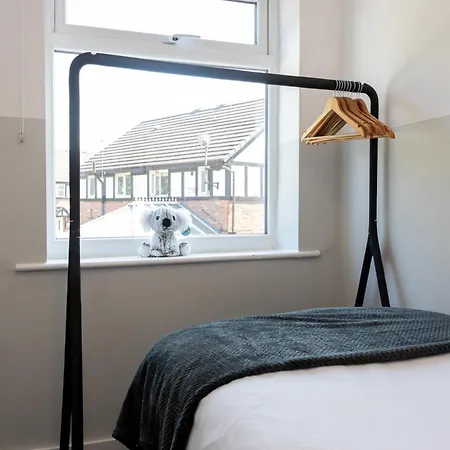 Spacious & Modern 3 Bedroom Home In Manchester - Private Parking Manchester