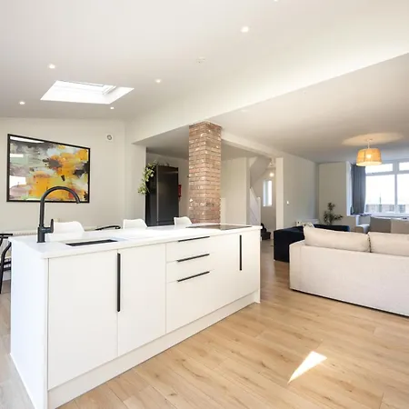 Spacious & Modern 3 Bedroom Home In Manchester - Private Parking Semesterbostad