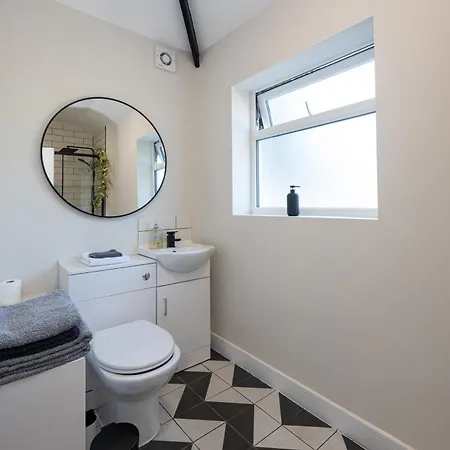 Semesterbostad Spacious & Modern 3 Bedroom Home In Manchester - Private Parking