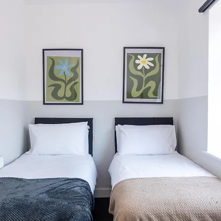 Semesterbostad Spacious & Modern 3 Bedroom Home In Manchester - Private Parking Manchester