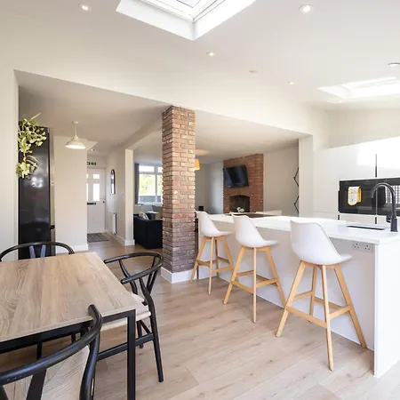 Spacious & Modern 3 Bedroom Home In Manchester - Private Parking *