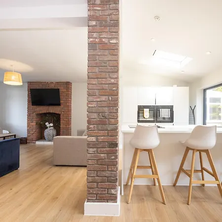Spacious & Modern 3 Bedroom In - Private Parking Manchester