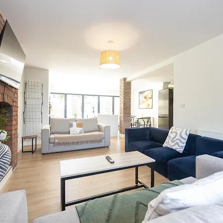 Spacious & Modern 3 Bedroom In - Private Parking * Manchester