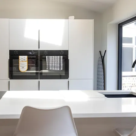 Spacious & Modern 3 Bedroom Home In Manchester - Private Parking Semesterbostad