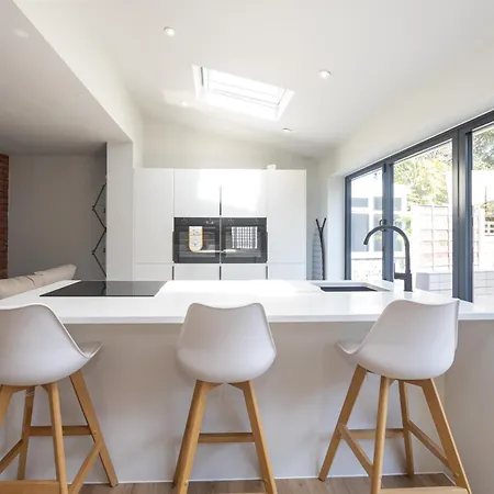 Semesterbostad Spacious & Modern 3 Bedroom Home In Manchester - Private Parking