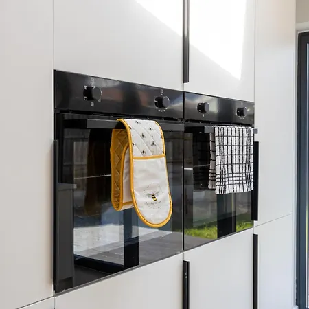 Spacious & Modern 3 Bedroom In - Private Parking *