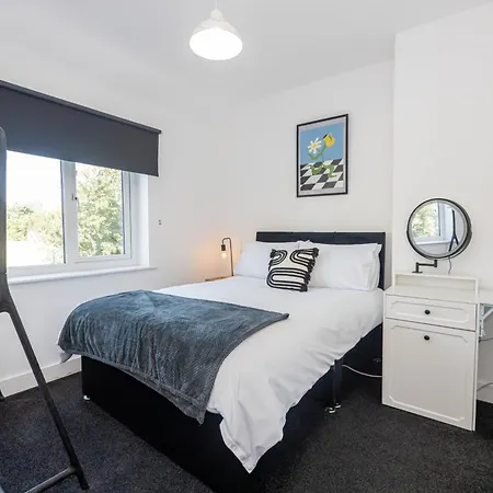 Spacious & Modern 3 Bedroom In - Private Parking Manchester
