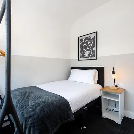 Spacious & Modern 3 Bedroom Home In Manchester - Private Parking Semesterbostad