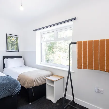 Spacious & Modern 3 Bedroom Home In Manchester - Private Parking Manchester