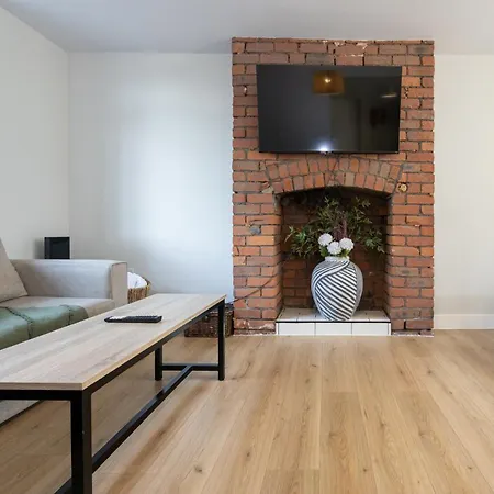 Spacious & Modern 3 Bedroom In - Private Parking Manchester