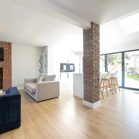 Spacious & Modern 3 Bedroom Home In Manchester - Private Parking Semesterbostad Manchester