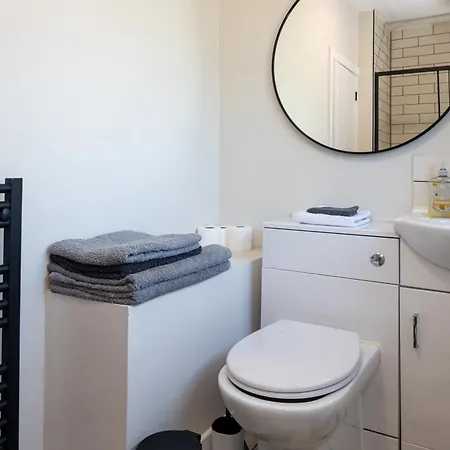 Spacious & Modern 3 Bedroom Home In Manchester - Private Parking Semesterbostad *