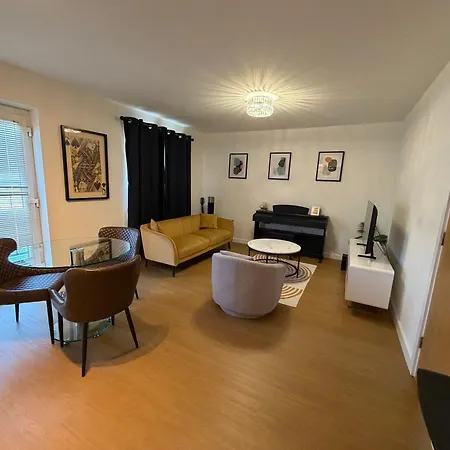 Apartment Centrally Located Modern 2 Bedroom Apartment, Minutes Walk To Ao Arena
