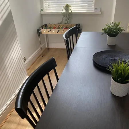 Holiday home Large 5-bedroom House In Salford-free Parking-sleeps 10 *