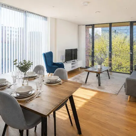 Apartment Stylish 3-bed Near Victoria *