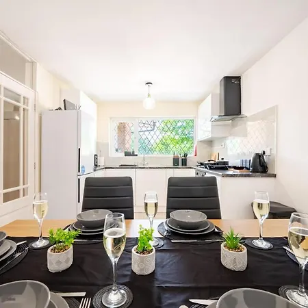 Villa Ancoats Eden Centre - Free Parking - Contractor Business - 2 Bath - 3 Bedroom *