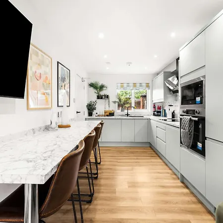 Free Parking The Quays- Sleeps 8 By Genesis Living * Manchester