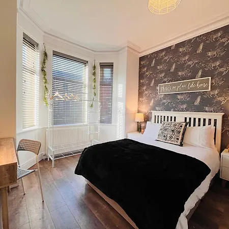 Spacious Victorian 5bedroom 5bathroom W Free Parking Holiday home