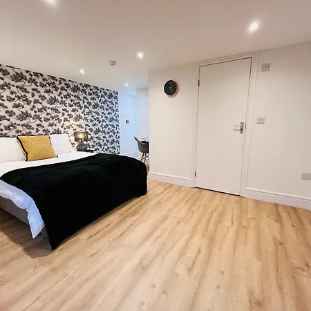 Spacious Victorian 5bedroom 5bathroom W Free Parking Holiday home *