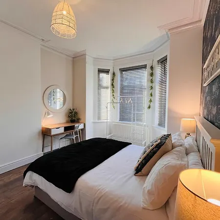 Spacious Victorian 5bedroom 5bathroom W Free Parking Manchester