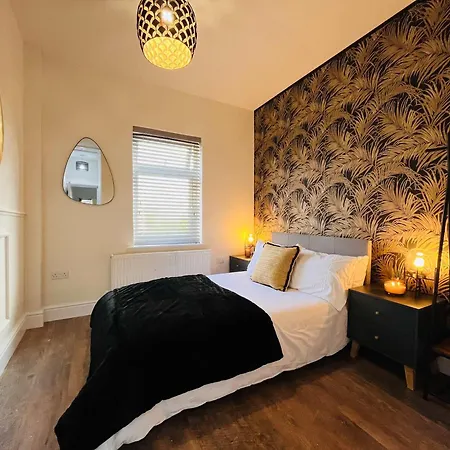 Spacious Victorian 5bedroom 5bathroom W Free Parking Manchester