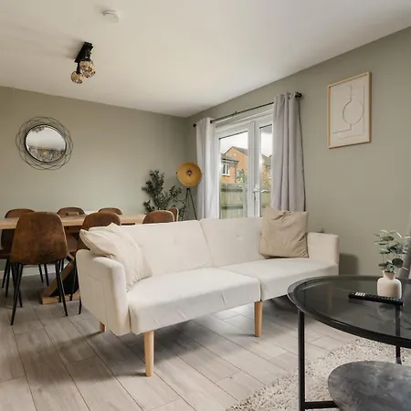 Chic 4bd Abode - Free Parking - Snooker *