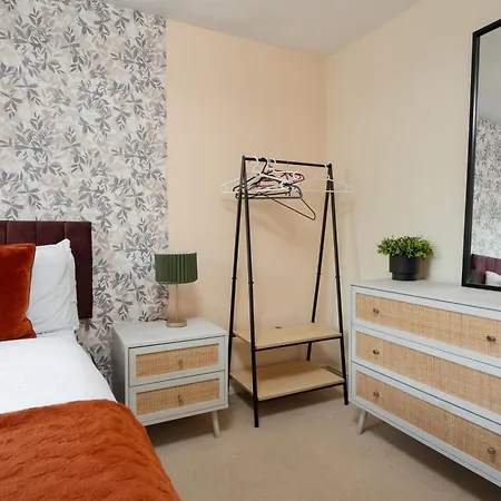 Chic 4bd Abode - Free Parking - Snooker