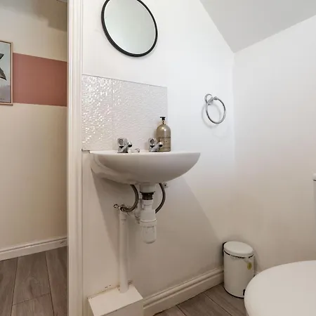 Chic 4bd Abode - Free Parking - Snooker Dom wakacyjny