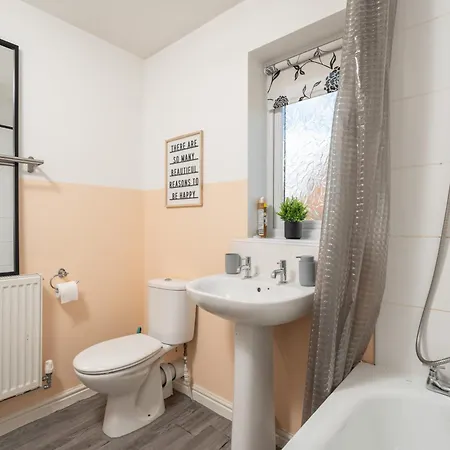 Chic 4bd Abode - Free Parking - Snooker *