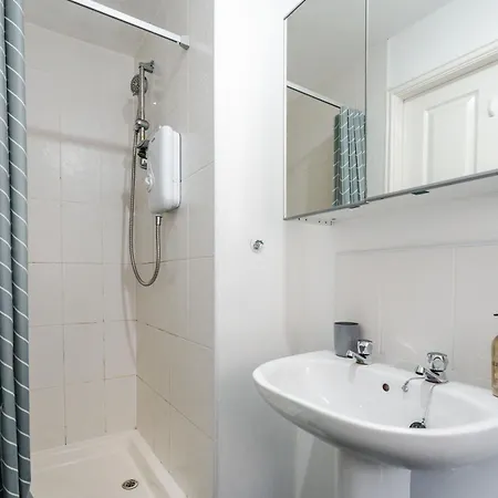 Dom wakacyjny Chic 4bd Abode - Free Parking - Snooker