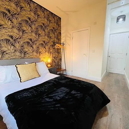 Spacious Victorian 5bedroom 5bathroom W Free Parking Holiday home *