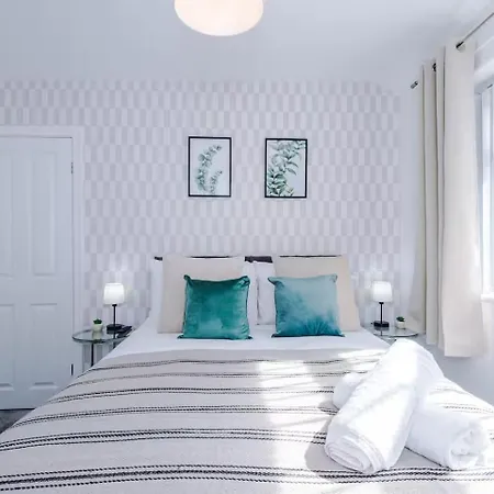 Comfortable & Spacious 3br House Near Coop Live Arena & Etihad Stadium With Free Parking - New Management Since Jan '26 *