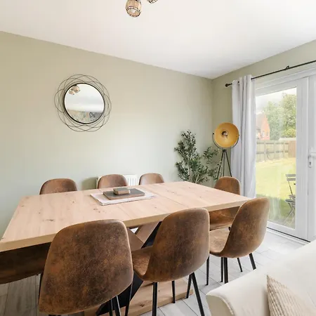 Chic 4bd Abode - Free Parking - Snooker *