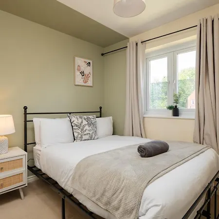 Chic 4bd Abode - Free Parking - Snooker