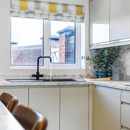 Free Parking The Quays- Sleeps 8 By Genesis Living * Manchester