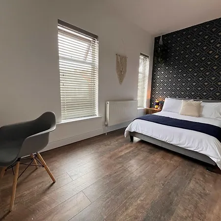 Spacious Victorian 5bedroom 5bathroom W Free Parking Holiday home *