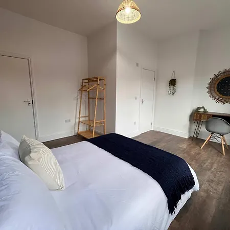 Spacious Victorian 5bedroom 5bathroom W Free Parking Holiday home