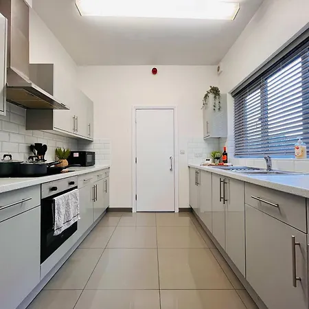 Holiday home Spacious Victorian 5bedroom 5bathroom W Free Parking