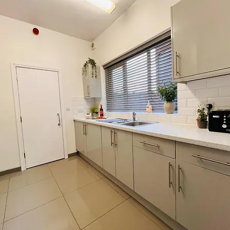Spacious Victorian 5bedroom 5bathroom W Free Parking