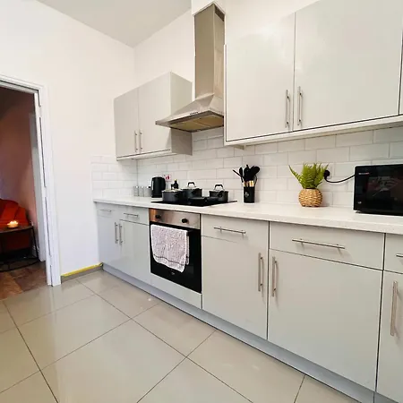 Spacious Victorian 5bedroom 5bathroom W Free Parking Holiday home *
