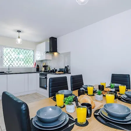 Ancoats Eden Centre - Free Parking - Contractor Business - 2 Bath - 3 Bedroom Villa *
