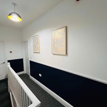 Spacious Victorian 5bedroom 5bathroom W Free Parking Holiday home *