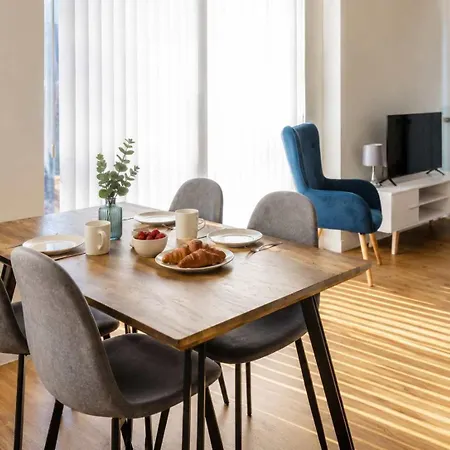 Stylish 3-bed Near Victoria Apartment