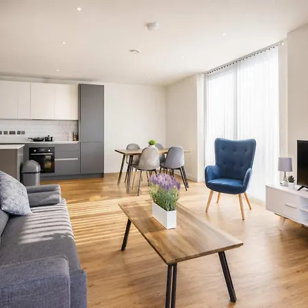 Stylish 3-bed Near Victoria