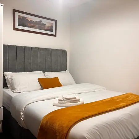 1 Bedroom Flat - Airport - 7 Mins To Man - Staycations & Business Stays! *