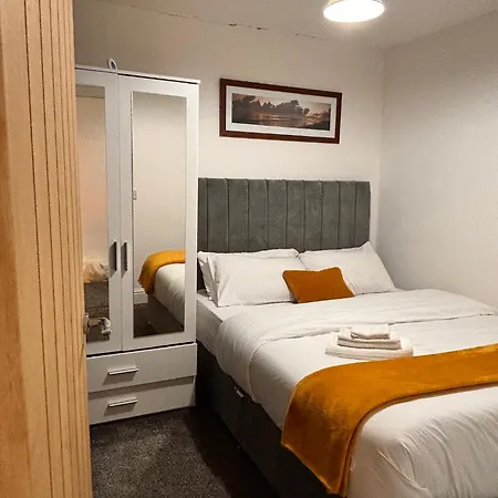 1 Bedroom Flat - Airport - 7 Mins To Man - Staycations & Business Stays!
