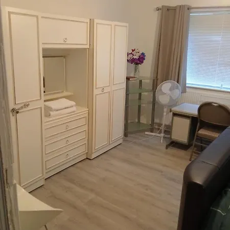 1 Bed Flat In Near Centre Appartamento *