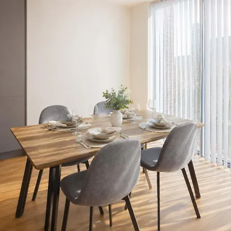 Stylish 3-bed Near Victoria Apartment