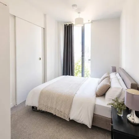 Stylish 3-bed Near Victoria *
