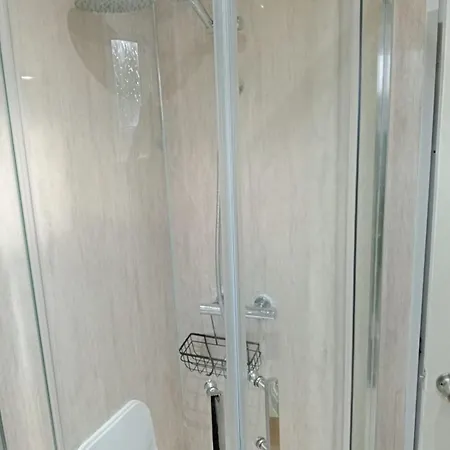 1 Bed Flat In Near Centre Appartamento